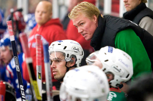 Kenny Jönsson hjälper till i båset