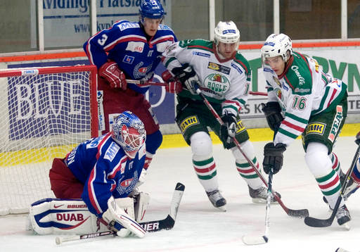 Mattias Sjögren fri med Oskarshamns målvakt