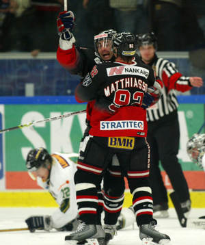Malmö - Färjestad: Markus Matthiasson gratulerar David