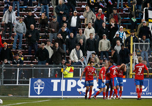 Henrik Larsson, Helsingborg, får något kastat på sig