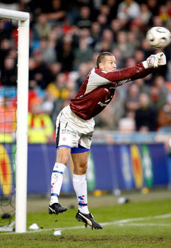Daniel Andersson, målvakt Helsingborg, försöker boxa