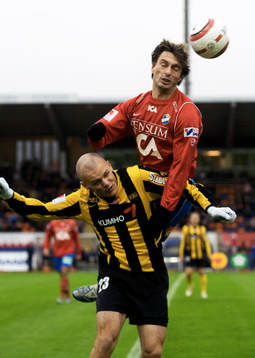 Paulo Figueiredo klättrar på Peter Olofsson