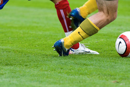 Ben. Fot. Boll. Gräs. Tackling. Genre