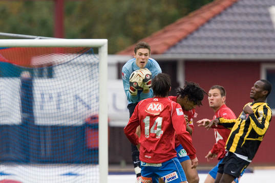 Robin Malmqvist, målvakt, Öster, räddar i målområdet.