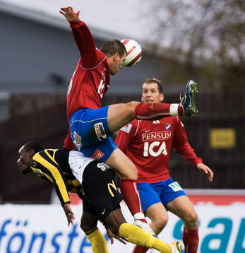 Tyler Hughes, Öster nickar bollen till lagkamrat Fredrik
