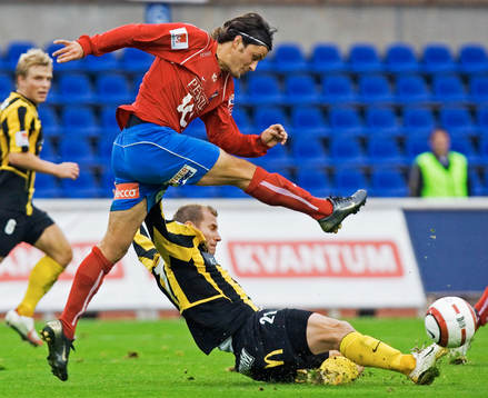 Pavel Zavadil skjuter förbi en liggande Häcken-spelare
