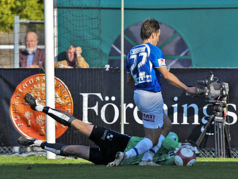Peter Westman, Örebro (Målvakt) framför Jimmie