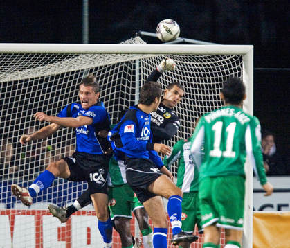 Ante Covic boxar bort bollen
