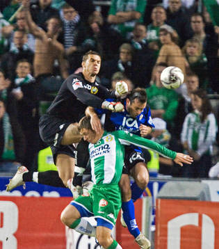 Ante Covic, målvakt, boxar bort bollen
