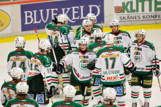 Spelare på isen i klunga