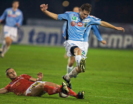 Daniel Bernhardsson, Gefle, kör över Kalmar-försvararen