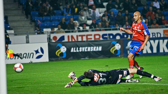 Henrik  "Henke" Larsson nära överlista Robin Malmqvist,