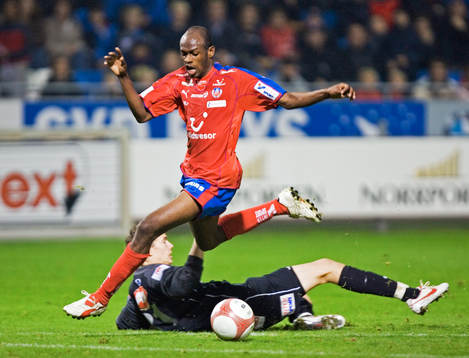 Luton Shelton rundar Östers målvakt Robin Malmqvist