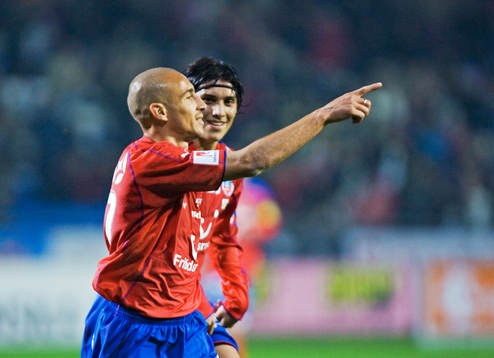 1-0, målskytten Henrik "Henke" Larsson grattas av Franco