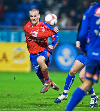 Matchens lirare Fredrik Svanbäck springer från bollen