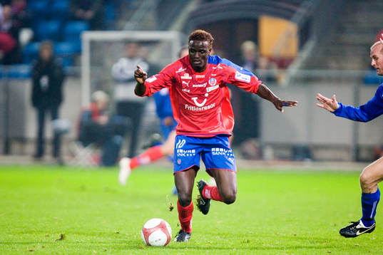 McDonald Mariga, Helsingborg, har bollen