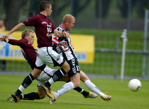 Jörgen Pettersson, Landskrona, skjuter in 1:0 målet mot
