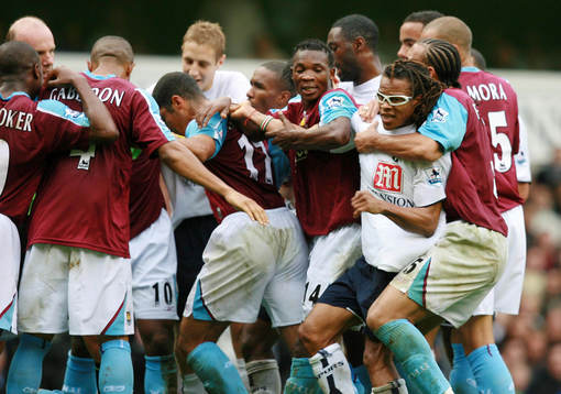 Edgar Davids, Tottenham diskuterar med Anton Ferdinand,