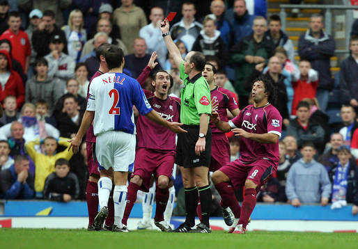 Kevin Nolan, Bolton, får rött kort