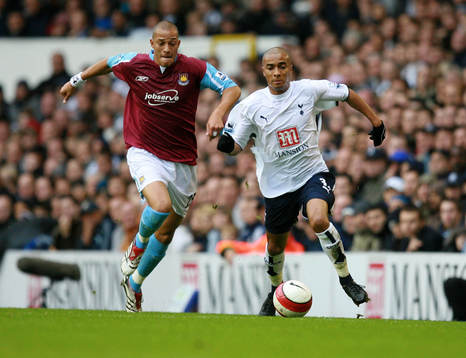 Bobby Zamora, West Ham kämpar om bollen med Benoit