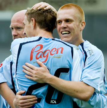 Emil Hallfredsson gratulerar Markus Pode, Malmö. Jubel,