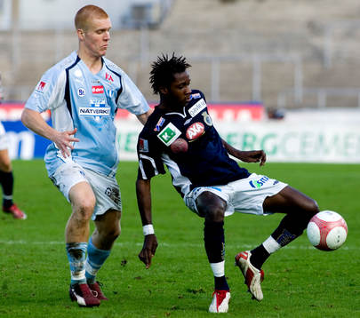 Emil Hallfredsson, Malmö. har problem med Yannick Ngabu