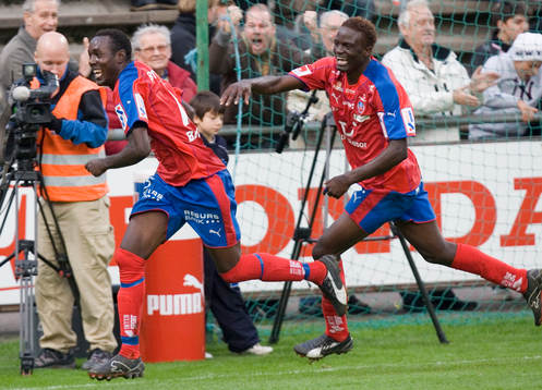 2-1, 2-målsskytten Olivier Karekezi grattas av McDonald