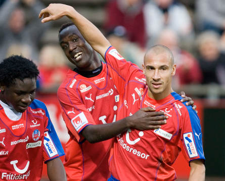 2-1, 2-målsskytten Olivier Karekezi grattas av
