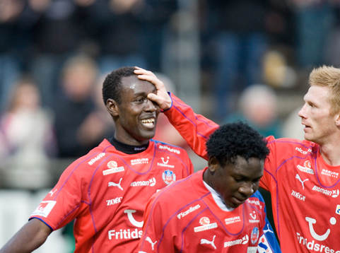 2-1, 2-målsskytten Olivier Karekezi grattas av Fredrik