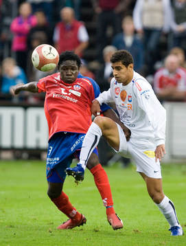 Ailton skojar med Adama Tamboura