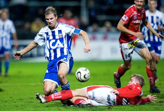 Niclas Alexandersson, glidtacklas av Mikael Eklund, Kalmar