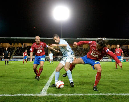 Yksel Osmanovski håller undan för Peter Wibrån och Pavel