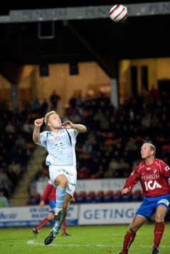 Anders Andersson nickar undan framför Peter Wibrån