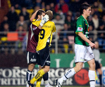Dime Jankulovski, målvakt, GAIS klappas om av Mathias
