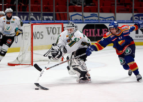 Daniel Henriksson, målvakt Färjestad illa ute