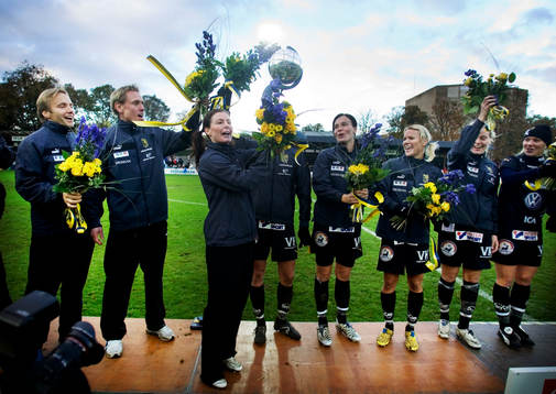 Umeå är svenska mästare. Malin Moström, höjer pokalen.
