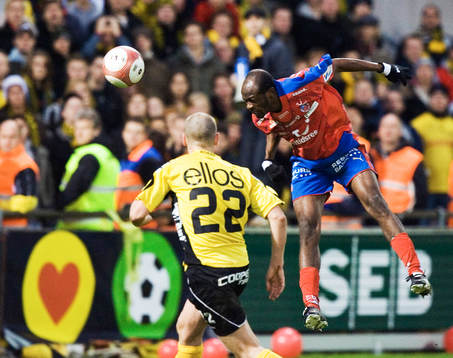 Luton Shelton nickar i slutminuterna, men Johan Wiland