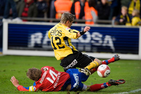 spelare kämpar om bollen