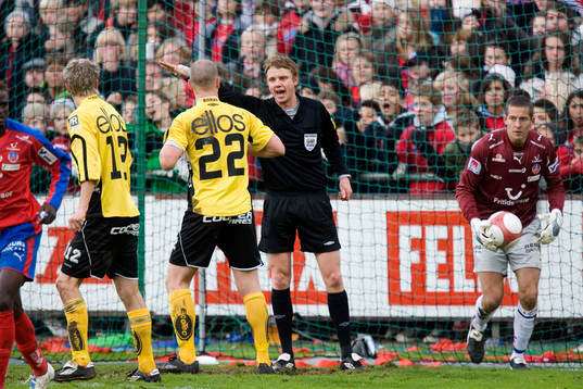 Spelare i målområdet, domare blåser