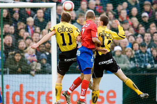 Nickduell, spelare nickar för att få bollen