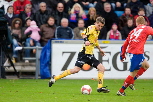 Spelare dribblar med bollen