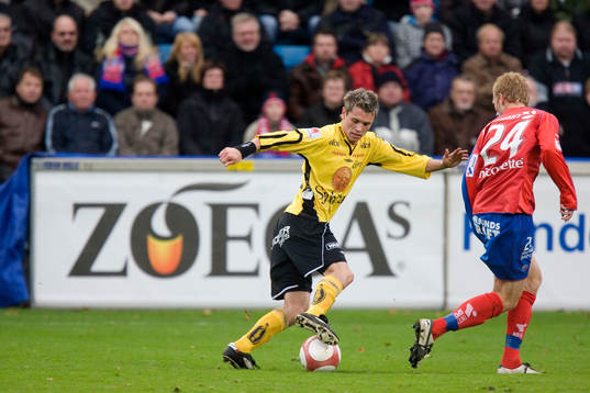 Spelare dribblar med bollen