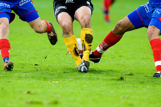 Närkamp om bollen, ben, fötter, dribbling
