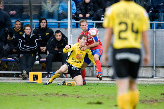 Spelare kämpar om bollen