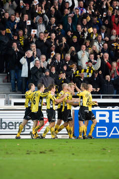 Spelare grattar varandra