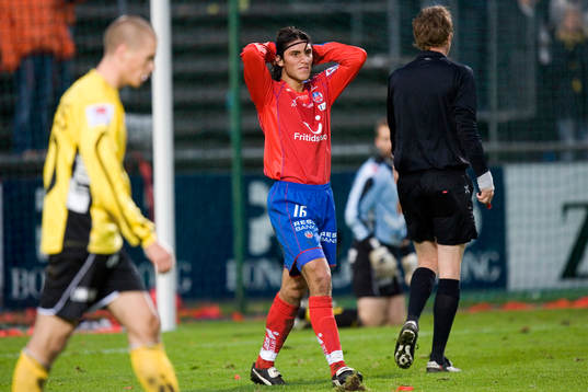 Franco Miranda Helsingborg har händerna bakom huvudet