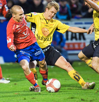 Mathias Svensson trycker Fredrik Svanbäck