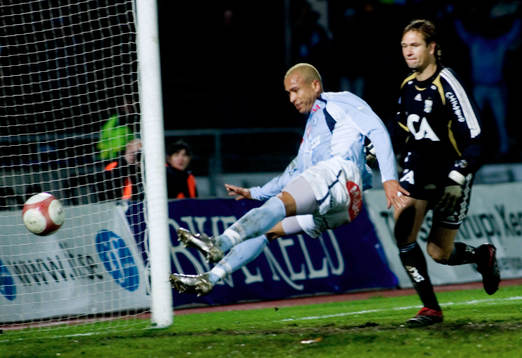 Junior, Malmö gör 2-0. Bengt Andersson ser på