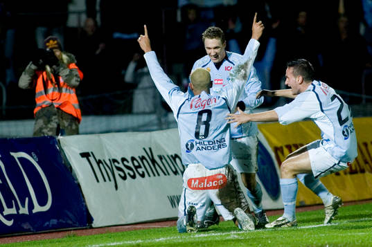 Jubel. Junior, MFF har gjort sitt andra för kvällen.