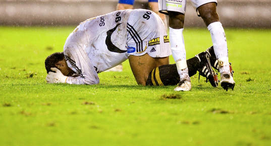 Wilton Figueiredo har sparkats ner och grimaserar